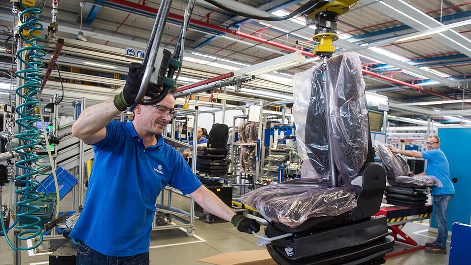 Das Unternehmen Grammer produziert Kopfstützen, Armlehnen und Mittelkonsolen für Autos sowie Sitze für Busse, Bahnen, Lastwagen, Traktoren und Baumaschinen. Weltweit hat Grammer rund 14.000 Mitarbeiter, davon etwa 2.000 in Amberg und Umgebung.