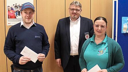 Referatsleiter Stefan Raab (Mitte) &uuml;berbrachte nicht nur die Gr&uuml;&szlig;e der Vorsitzenden, sondern &uuml;bergab je eine Spende an die Jugendgruppen von Wasserwacht und Jugendrotkreuz.