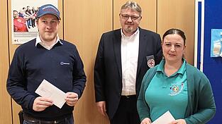 Referatsleiter Stefan Raab (Mitte) überbrachte nicht nur die Grüße der Vorsitzenden, sondern übergab je eine Spende an die Jugendgruppen von Wasserwacht und Jugendrotkreuz. Referatsleiter Stefan Raab (Mitte) überbrachte nicht nur die Grüße der Vorsitzenden, sondern übergab je eine Spende an die Jugendgruppen von Wasserwacht und Jugendrotkreuz.