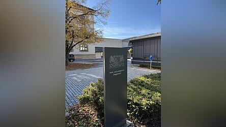 Am Landgericht Deggendorf wird am 23. Dezember ein Urteil gefällt, aber mutmaßlich legen beide Parteien Berufung ein und es geht wieder nach München ans Oberlandesgericht. Am Landgericht Deggendorf wird am 23. Dezember ein Urteil gefällt, aber mutmaßlich legen beide Parteien Berufung ein und es geht wieder nach München ans Oberlandesgericht.