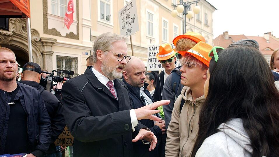 Der tschechische Regierungschef Petr Fiala wirbt bei einem Wahlkampfauftritt in der Unesco-Welterbestadt Kutna Hora, rund 60 Kilometer östlich von Prag, um Stimmen. (Archivbild)