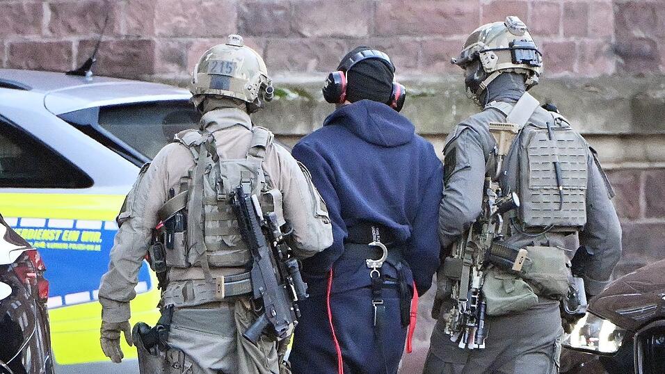 Die Bundesanwaltschaft wirft ihm verfassungsfeindliche Sabotage vor. Die Bundesanwaltschaft wirft ihm verfassungsfeindliche Sabotage vor.