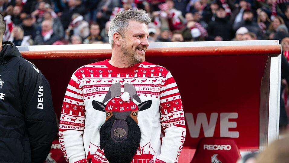 K&ouml;lns Trainer Lukas Kwasniok im Weihnachtspullover.