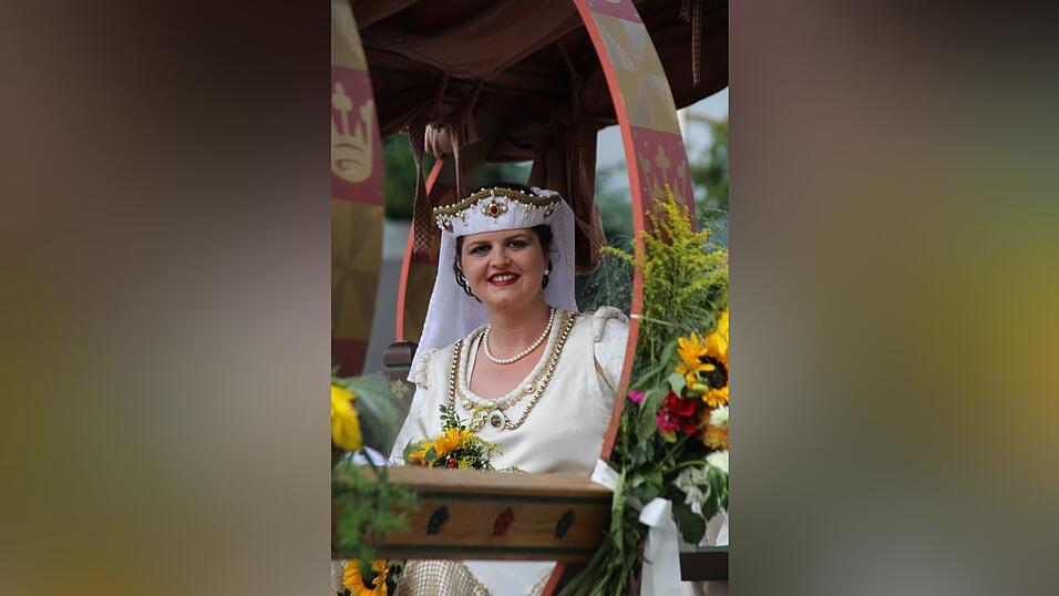 Die schönsten Augenblicke des historischen Drachenstich-Festzuges 2016. Die schönsten Augenblicke des historischen Drachenstich-Festzuges 2016.