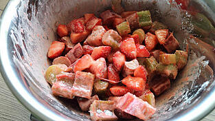 Klein geschnittene Erdbeeren und Rhabarber vermengen.