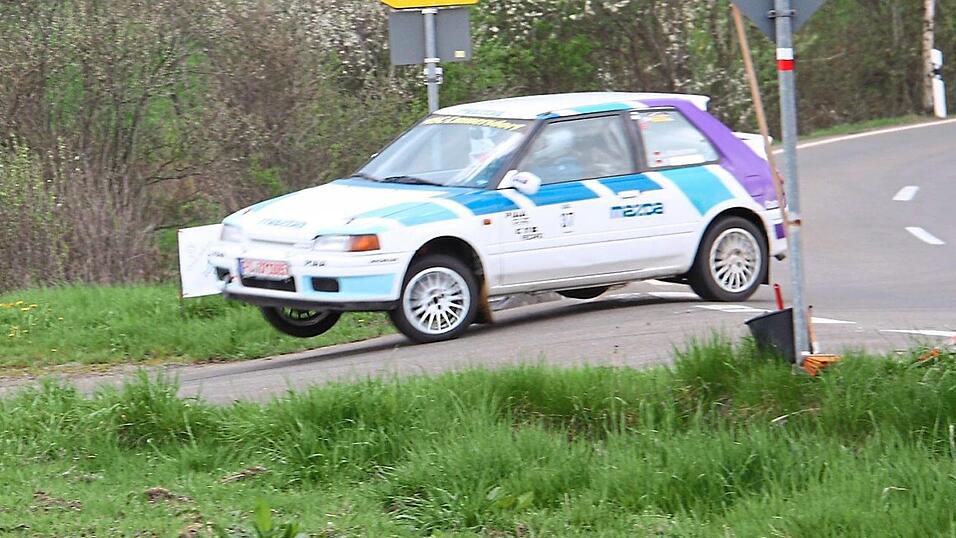 Bis ans Limit brachten die Fahrer ihre Rallyewagen. Bis ans Limit brachten die Fahrer ihre Rallyewagen.