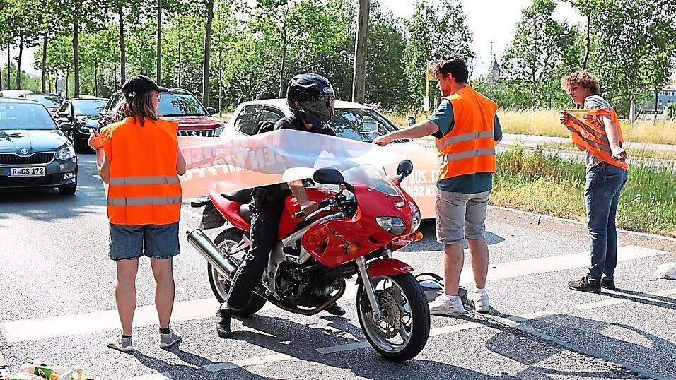 Ein Motorradfahrer fackelte nicht lange und fuhr durch ein aufgespanntes Transparent der Letzten Generation hindurch.