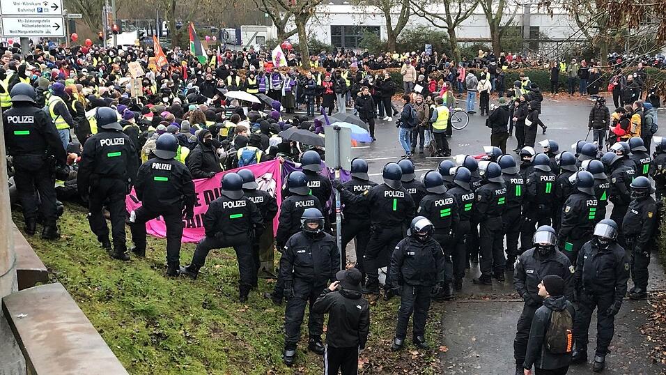Eine unangemeldete Demonstration an der Konrad-Adenauer-Br&uuml;cke in Gie&szlig;en.
