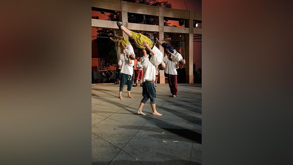 In der Pause hatte die Showtanzgruppe 'Flip Flops' Zeit, ihr ganzes Können zu präsentieren. (Fotos: Ulli Scharrer) In der Pause hatte die Showtanzgruppe 'Flip Flops' Zeit, ihr ganzes Können zu präsentieren. (Fotos: Ulli Scharrer)