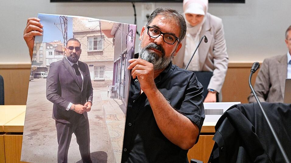 Der Vater des getöteten Zugbegleiters war auch beim Prozess dabei - Serkan calars Tod habe in der Familie «eine Lücke gerissen», hieß es. (Archivbild) Der Vater des getöteten Zugbegleiters war auch beim Prozess dabei - Serkan calars Tod habe in der Familie «eine Lücke gerissen», hieß es. (Archivbild)