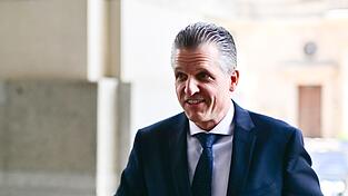 Thorsten Frei (CDU) kommt zu einer Sondersitzung der CDU/CSU-Bundestagsfraktion zur Wahl des Fraktionsvorsitzenden.