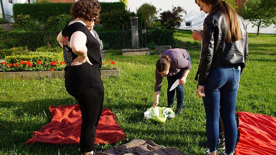 Die KLJB Laberweinting beginnt ihr Projektwochenende Ökologie im Rahmen der 72-Stunden-Aktion mit einem geistlichen Impuls und Glockenläuten im Pfarrgarten. Die KLJB Laberweinting beginnt ihr Projektwochenende Ökologie im Rahmen der 72-Stunden-Aktion mit einem geistlichen Impuls und Glockenläuten im Pfarrgarten.