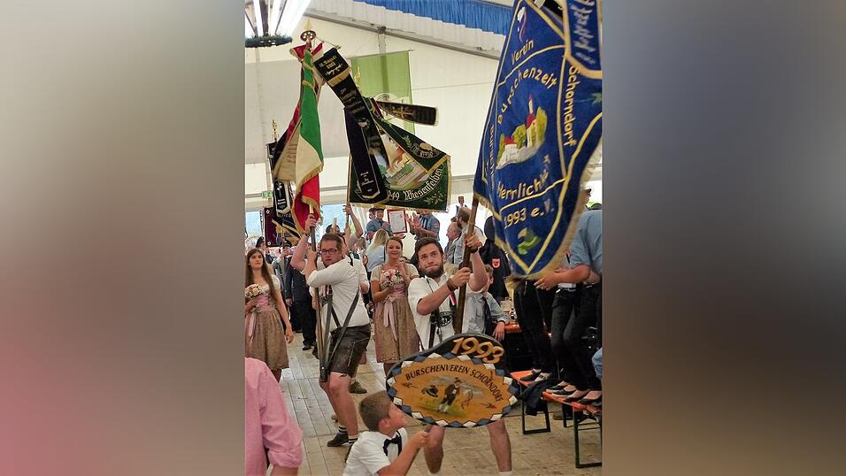 Die Fahnenparade schloss den Festzug ab.