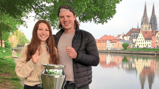 Korbinian Sch&uuml;tz und seine Verena vor der malerischen Kulisse Regensburgs. Die H&auml;nde haben sie fest am Meisterpokal der Eishockey-Oberliga - privat k&ouml;nnten schon bald die Hochzeitsglocken l&auml;uten.