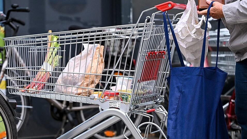 Im August mussten die Menschen hierzulande für Nahrungsmittel nach Berechnungen des Statistischen Bundesamtes 2,5 Prozent mehr zahlen als ein Jahr zuvor. (Archivbild)