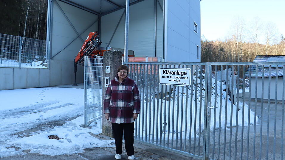 B&uuml;rgermeisterin Barbara Haimerl steht vor dem neugebauten Ger&auml;tehaus, in dem k&uuml;nftig die Schlammpresse der Kl&auml;ranlage stehen soll.