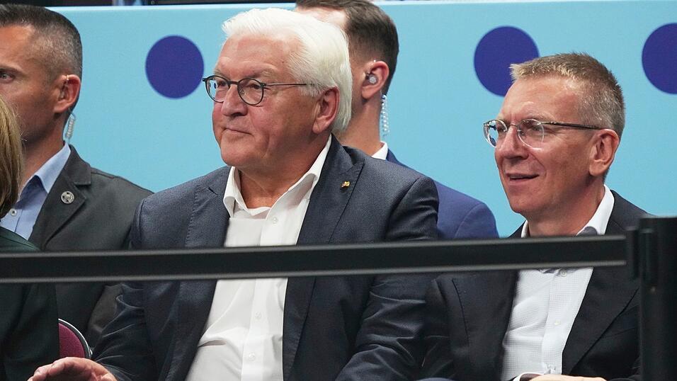 Bundespräsident Frank-Walter Steinmeier verfolgte das Finale in der Arena von Riga.
