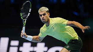 Carlos Alcaraz gewinnt sein Auftaktmatch bei den ATP Finals. Carlos Alcaraz gewinnt sein Auftaktmatch bei den ATP Finals.