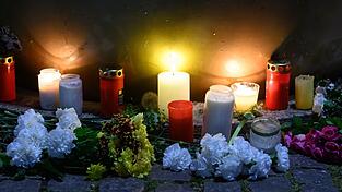 Am Tatort haben Menschen mit Blumen und Kerzen ihr Mitgef&uuml;hl ausgedr&uuml;ckt.