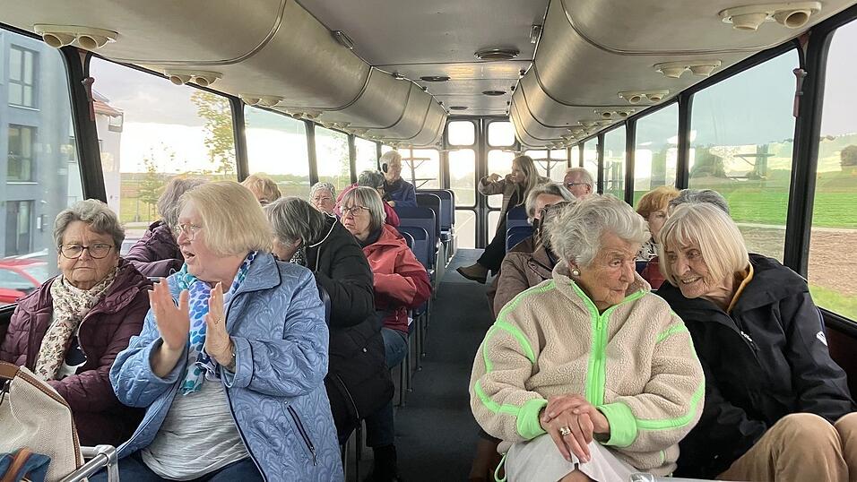 Im Bus herrschte ausgelassene Stimmung. Im Bus herrschte ausgelassene Stimmung.