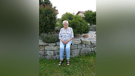 Maria Laußer hat jetzt mehr freie Zeit und kann diese im Garten von Tochter Sabine genießen.