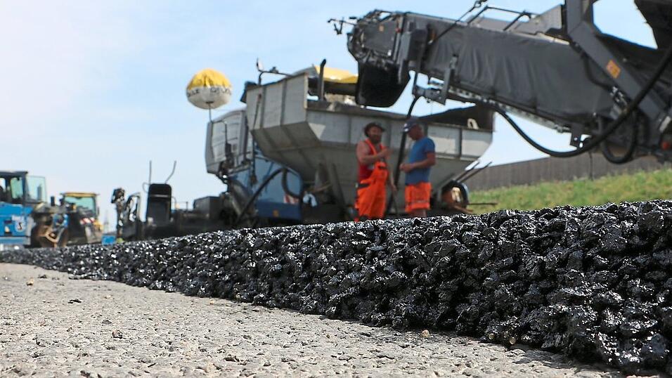 F&uuml;nfeinhalb Zentimeter L&auml;rmschutz: Der gro&szlig;porige Asphalt l&auml;sst Luft und Wasser zur Seite abweichen.