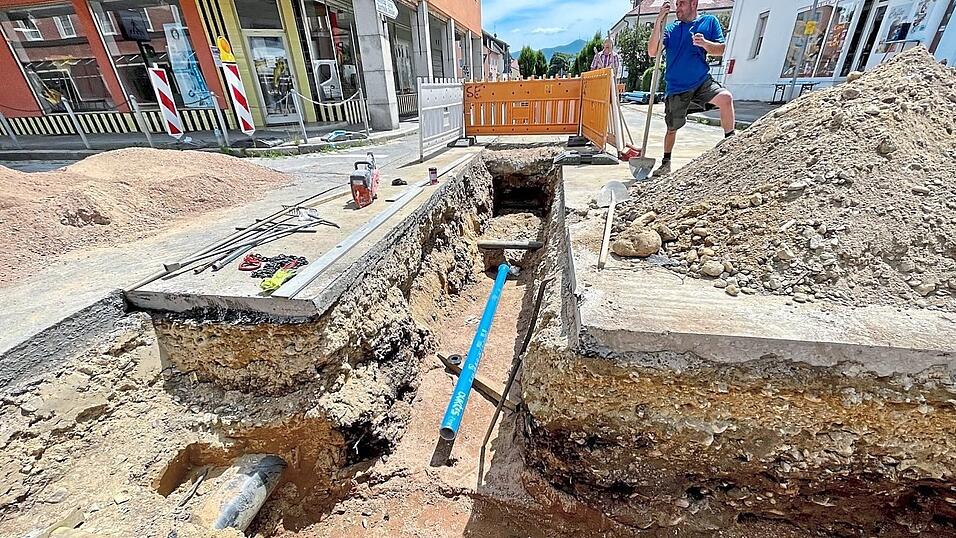 So sieht es unter der Asphaltdecke aus. Zu sehen ist eine der neu verlegten Wasserleitungen. So sieht es unter der Asphaltdecke aus. Zu sehen ist eine der neu verlegten Wasserleitungen.