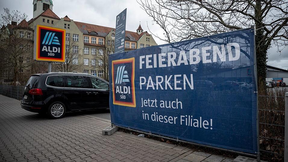 Nach D&uuml;sseldorf und Hamburg testen nun auch die drei mittelfr&auml;nkischen St&auml;dte, ob Supermarkt-Parkpl&auml;tze eine L&ouml;sung f&uuml;r das Parkproblem nach Feierabend sein k&ouml;nnen. (Symbolbild)