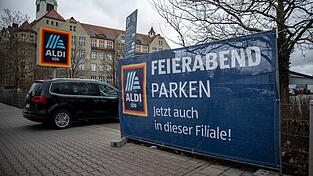 Nach D&uuml;sseldorf und Hamburg testen nun auch die drei mittelfr&auml;nkischen St&auml;dte, ob Supermarkt-Parkpl&auml;tze eine L&ouml;sung f&uuml;r das Parkproblem nach Feierabend sein k&ouml;nnen. (Symbolbild)