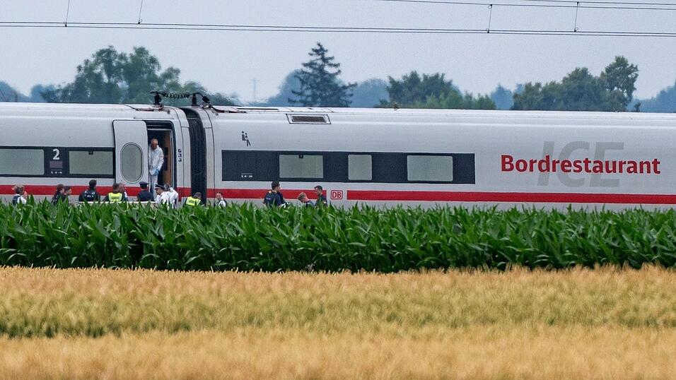 Knapp ein Jahr nach einem Axtangriff in einem ICE in Niederbayern beginnt der Prozess gegen den Beschuldigten. (Symbolfoto)
