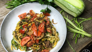 So sehen die Zucchini-Spaghetti mit Hackfleisch aus.