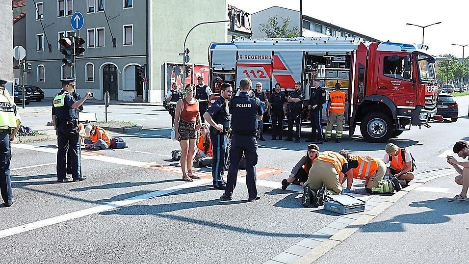 In der Frankenstra&szlig;e r&uuml;ckte die Feuerwehr an, um festgeklebte H&auml;nde vorsichtig zu l&ouml;sen. Nahe des Hauptbahnhofs verhinderte die Polizei eine Blockade.