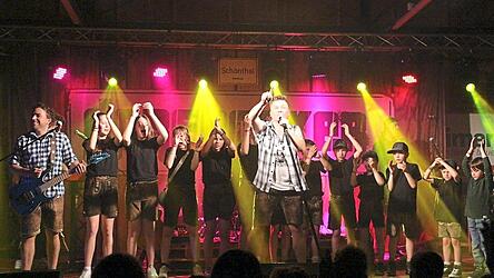 Darauf hatten sie sich lange gefreut: Die Dorfkinder live auf der Bühne.