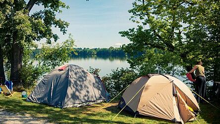 Ein idyllischer Seeblick beim Öffnen des Zelts am Morgen ist auf dem Campingplatz Buchau garantiert.