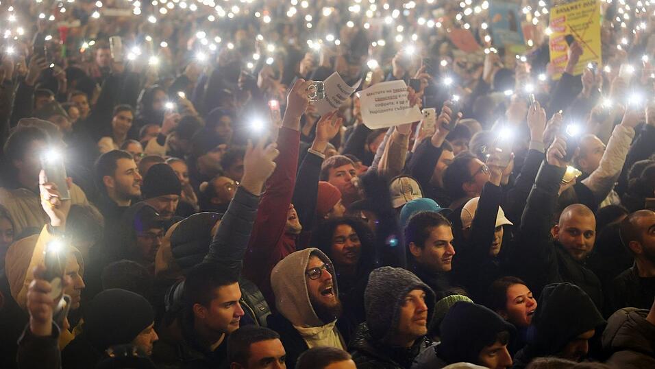 Zehntausende Menschen forderten den Rücktritt der prowestlichen Regierung in Bulgarien. Die Protestwelle in dem EU-Land begann mit Demonstrationen gegen den Haushaltsentwurf für 2026. Zehntausende Menschen forderten den Rücktritt der prowestlichen Regierung in Bulgarien. Die Protestwelle in dem EU-Land begann mit Demonstrationen gegen den Haushaltsentwurf für 2026.