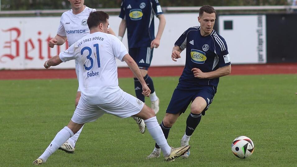 Nicht zufriedenstellend: SVL-Spielertrainer Sebastian Maier (rechts) zog zwar im Mittelfeld wieder einmal geschickt die F&auml;den, h&auml;tte aber nach drei Remis in Folge sicher gerne einen Sieg eingefahren.