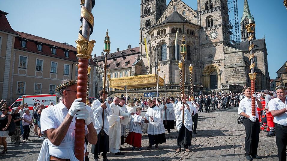 Die Prozession zieht vom Domberg in die Innenstadt. (Archivbild) Die Prozession zieht vom Domberg in die Innenstadt. (Archivbild)