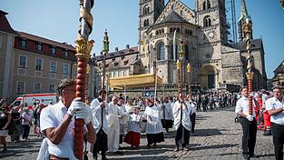 Die Prozession zieht vom Domberg in die Innenstadt. (Archivbild) Die Prozession zieht vom Domberg in die Innenstadt. (Archivbild)