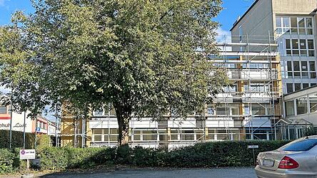 Nun wird die Au&szlig;enfassade des Antoniusheims saniert.