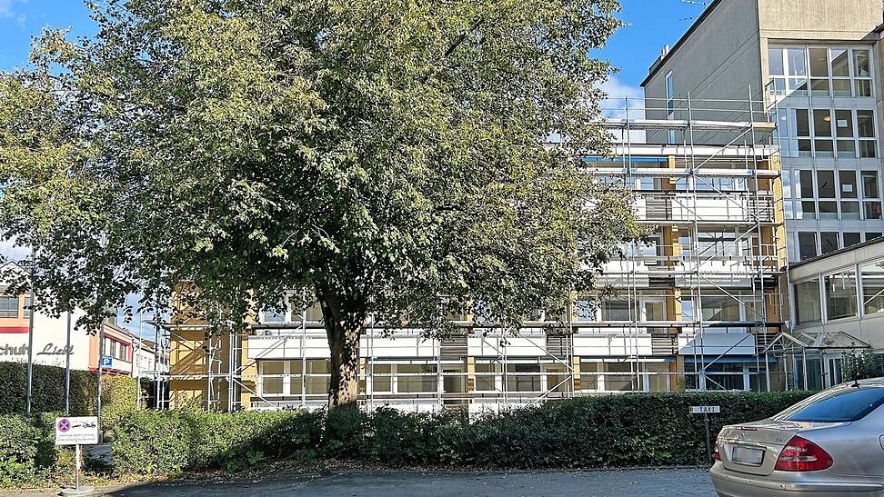 Nun wird die Au&szlig;enfassade des Antoniusheims saniert.