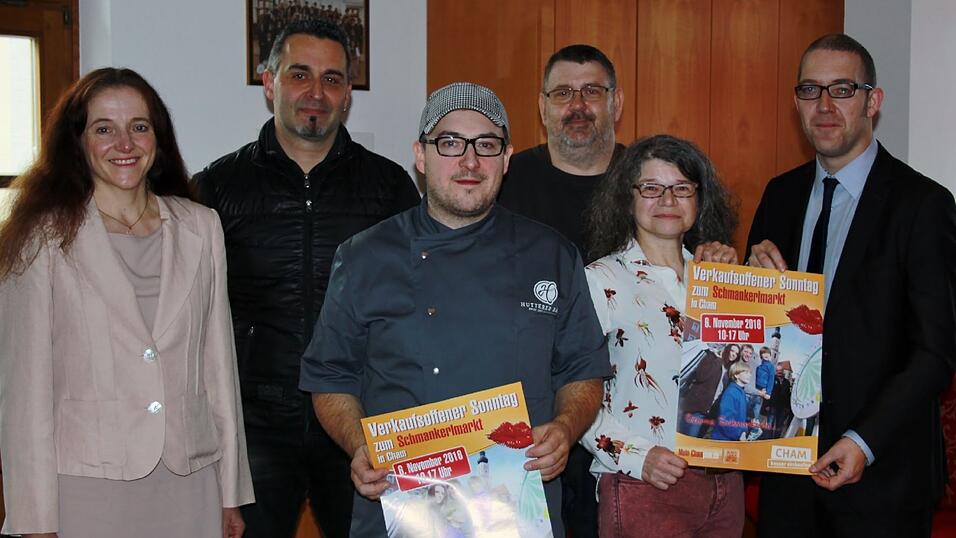 Kurz vor dem Schmankerlmarkt haben Bürgermeisterin Karin Bucher, Cham erleben-Vorsitzender Thomas Seidl, die Bäcker Jarno Hutterer und Georg Schönberger, Mitorganisatorin Patricia Schwägerl von der Touristik-Agentur Ostbayern und Alexander Schlaak von den Sana-Kliniken (von links) das Programm für den verkaufsoffenen Sonntag vorgestellt. Kurz vor dem Schmankerlmarkt haben Bürgermeisterin Karin Bucher, Cham erleben-Vorsitzender Thomas Seidl, die Bäcker Jarno Hutterer und Georg Schönberger, Mitorganisatorin Patricia Schwägerl von der Touristik-Agentur Ostbayern und Alexander Schlaak von den Sana-Kliniken (von links) das Programm für den verkaufsoffenen Sonntag vorgestellt.