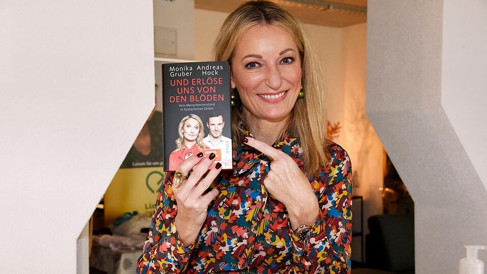 Monika Gruber bei der Eröffnung ihres Pop-up-Stores in der Hohenzollernstraße 65 in München am 11. Dezember 2020. In ihrer Hand hält sie ihr neues Buch 'Und erlöse uns von den Blöden: Vom Menschenverstand in hysterischen Zeiten'. Ihr neustes Buch ist eine Parodie auf die Gegenwart - und eine sehr amüsante Abrechnung mit dem hysterischen Menschenverstand in Pandemie-Zeiten. Monika Gruber bei der Eröffnung ihres Pop-up-Stores in der Hohenzollernstraße 65 in München am 11. Dezember 2020. In ihrer Hand hält sie ihr neues Buch 'Und erlöse uns von den Blöden: Vom Menschenverstand in hysterischen Zeiten'. Ihr neustes Buch ist eine Parodie auf die Gegenwart - und eine sehr amüsante Abrechnung mit dem hysterischen Menschenverstand in Pandemie-Zeiten.