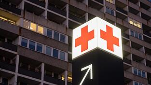 Ein Pfeil weist den Weg zur Notaufnahme eines Krankenhauses.