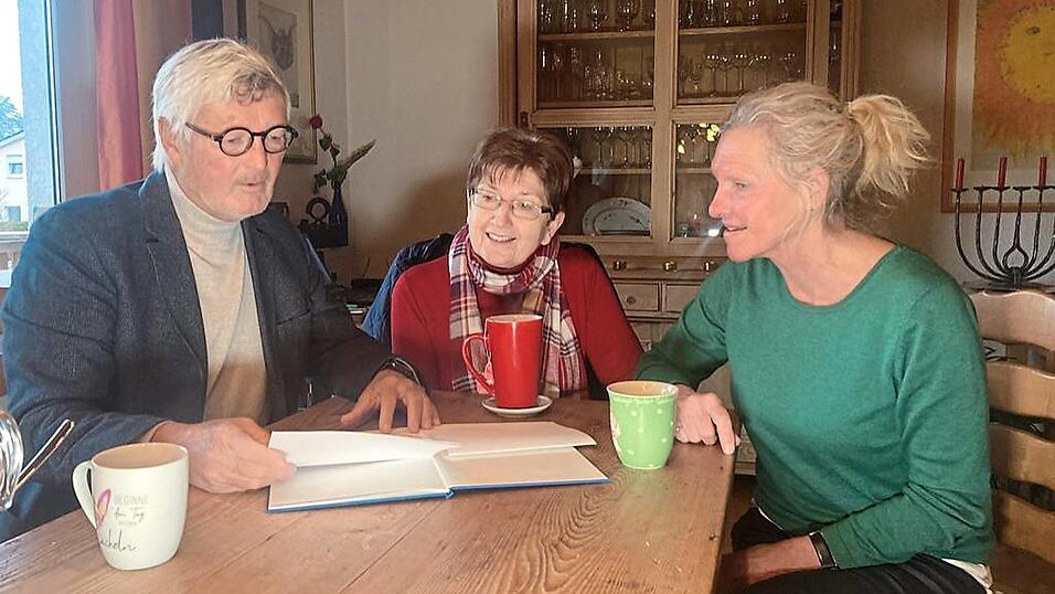 Maria Münch (Mitte) hatte die Hilfesuchenden am Telefon. Sie hat sich gleich an Aloisia Bosek gewandt, die bei Hospiz Daheim als Brückenschwester personelle Situation, Fragen und Problemstellungen koordiniert. Über 70 Familien hat der Verein mit Vorsitzendem Karl Vetter schon begleitet. Maria Münch (Mitte) hatte die Hilfesuchenden am Telefon. Sie hat sich gleich an Aloisia Bosek gewandt, die bei Hospiz Daheim als Brückenschwester personelle Situation, Fragen und Problemstellungen koordiniert. Über 70 Familien hat der Verein mit Vorsitzendem Karl Vetter schon begleitet.