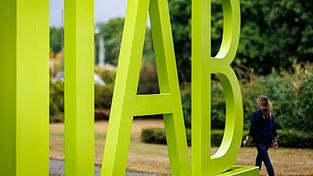 Aus einer IAB-Studie wird deutlich, dass die Rüstungsindustrie derzeit die Jobverluste in anderen Branchen nicht auffangen kann. (Symbolbild) Aus einer IAB-Studie wird deutlich, dass die Rüstungsindustrie derzeit die Jobverluste in anderen Branchen nicht auffangen kann. (Symbolbild)