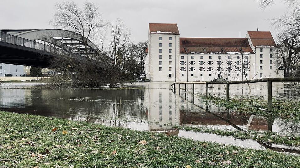 Die Donau ist bei Straubing am Dienstagvormittag über die Ufer getreten. 