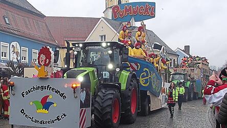 Der Kobold mit dem roten Haar war auch dabei: 68 Gruppen marschierten beim Faschingsumzug mit.