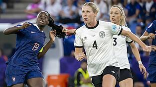Klare Rote Karte: Kathrin Hendrich (r) zieht an den Haaren von Griedge Mbock Bathy.
