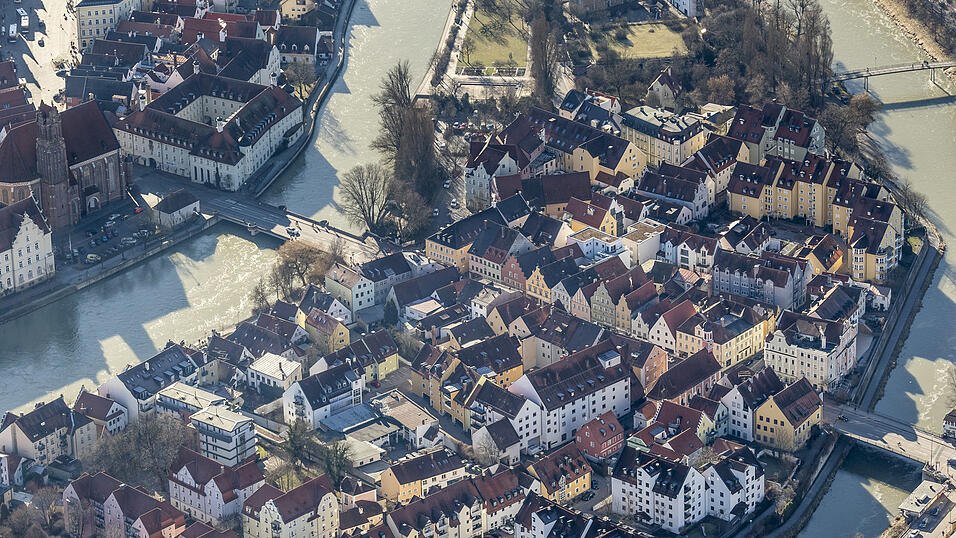 Blick aus der Vogelperspektive auf das Quartier „Zwischenbrücken“ auf der Mühleninsel, das Teil des Stadtbezirks 00 Altstadt ist. Blick aus der Vogelperspektive auf das Quartier „Zwischenbrücken“ auf der Mühleninsel, das Teil des Stadtbezirks 00 Altstadt ist.