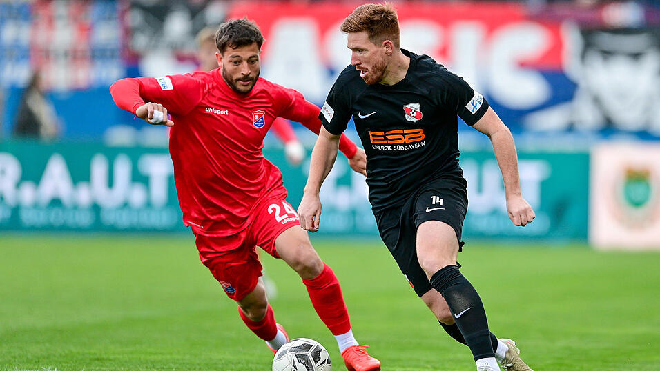 Patrick Choroba (in Schwarz) musste zuletzt mit muskul&auml;ren Problemen vom Feld. Sein Einsatz im Ostbayernderby gegen Vilzing entscheidet sich wohl erst kurzfristig.